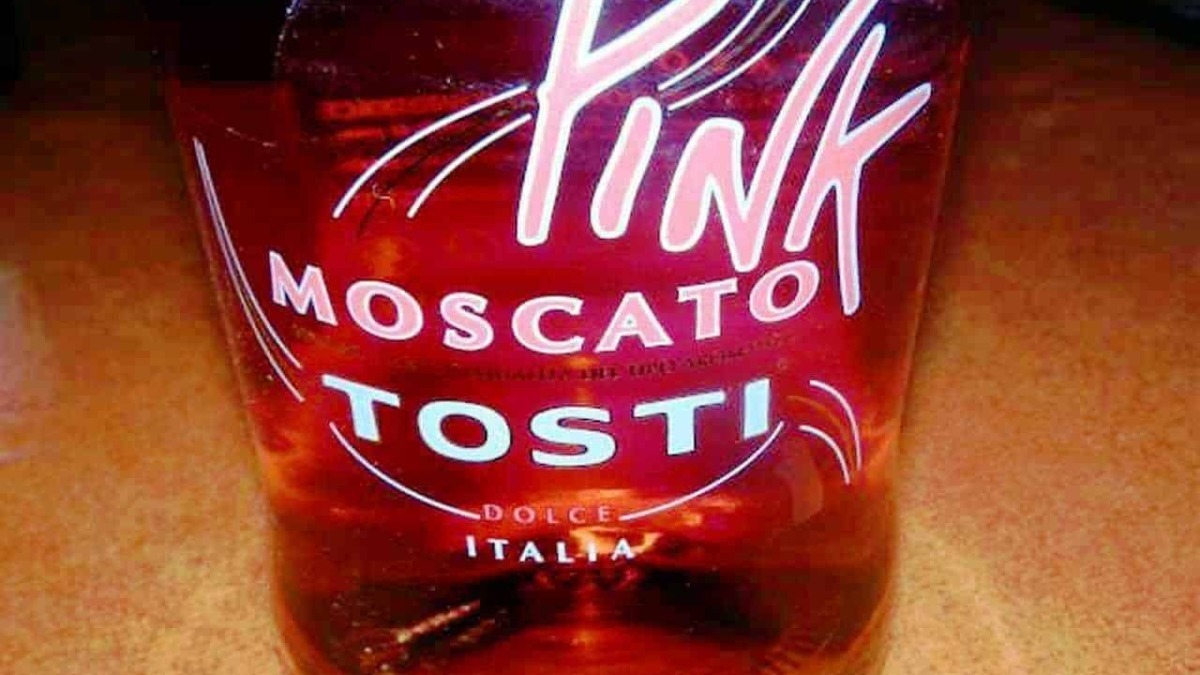 Pink Moscato Tosti in bicchiere, bevanda dolce italiana, ideale come dessert o aperitivo. Bevanda frizzante con aromi di frutta, perfetta per occasioni speciali e socializzare.