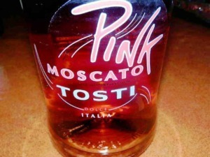 Pink Moscato Tosti in bicchiere, bevanda dolce italiana, ideale come dessert o aperitivo. Bevanda frizzante con aromi di frutta, perfetta per occasioni speciali e socializzare.