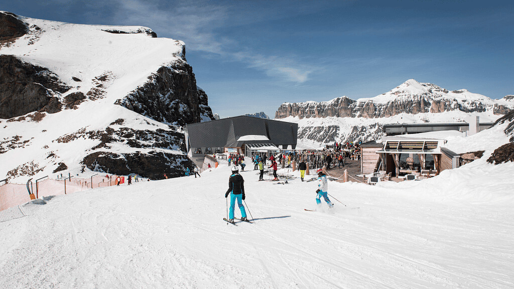 Sciare alle Dolomiti con paesaggi innevati, piste da sci e strutture moderne, perfetto per gli appassionati di sport invernali e vacanze sulla neve in Italia.