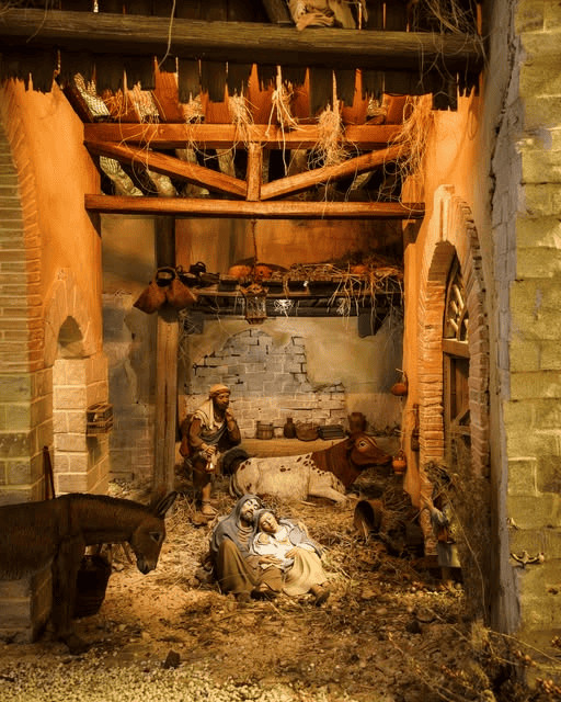 Dettaglio di un presepe artigianale con figurine religiose, ambientazione rurale e dettagli realistici, perfetto per decorare il periodo natalizio con un tocco autentico.