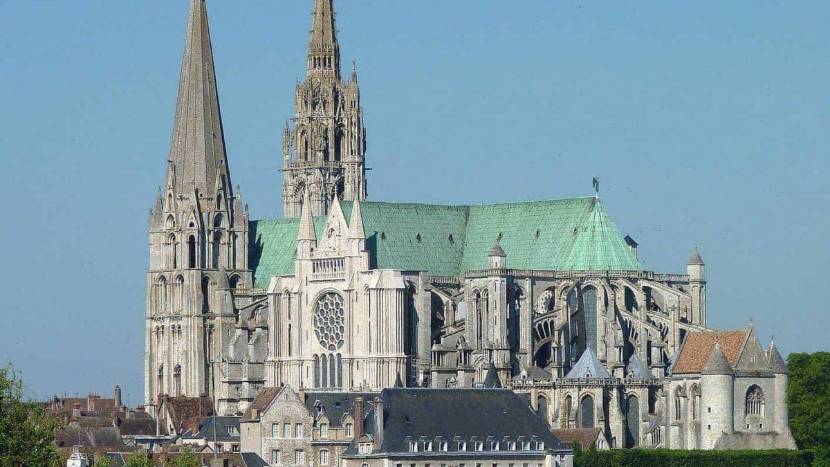 Maastricht, Cattedrale di Nostra Signora, architettura gotica, Belgio, patrimonio storico, chiesa imponente con guglie alte e dettagli decorativi.