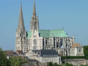 Maastricht, Cattedrale di Nostra Signora, architettura gotica, Belgio, patrimonio storico, chiesa imponente con guglie alte e dettagli decorativi.