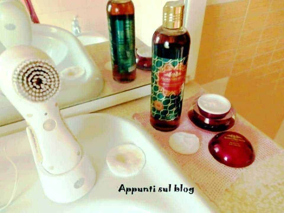 Flacone di sapone liquido all'achillea Alona Shechter abbinato a spazzola sonica per la pulizia del viso