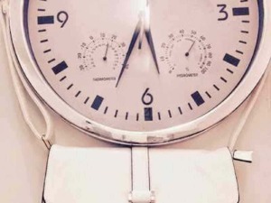 Orologio da parete moderno con funzioni di temperatura e umidità, design elegante in bianco e nero, perfetto per ambienti di lavoro o soggiorno, ottimo come decorazione funzionale.