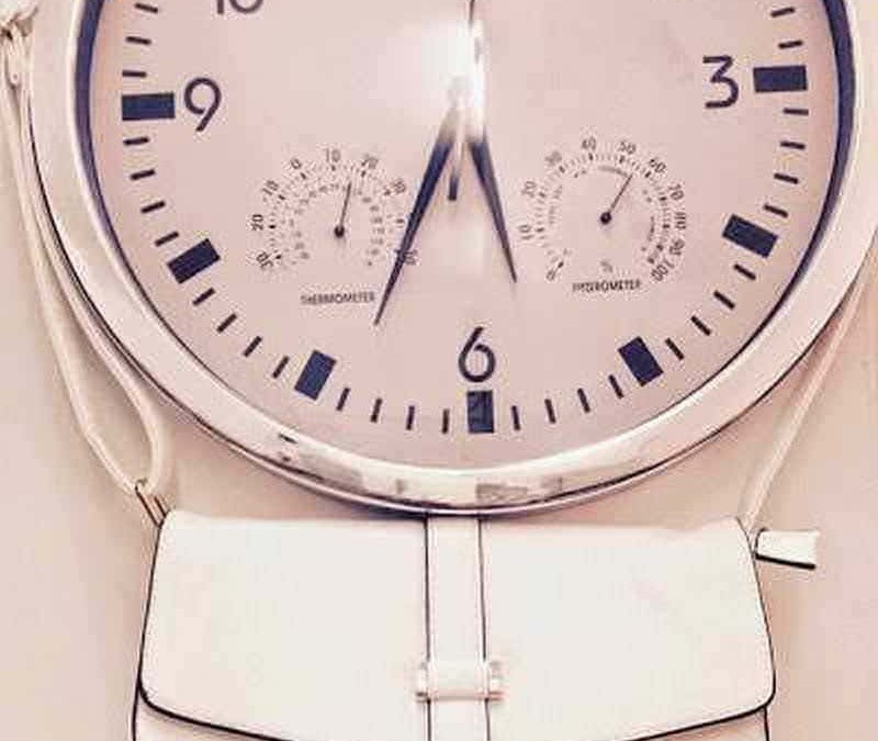 Orologio da parete moderno con funzioni di temperatura e umidità, design elegante in bianco e nero, perfetto per ambienti di lavoro o soggiorno, ottimo come decorazione funzionale.