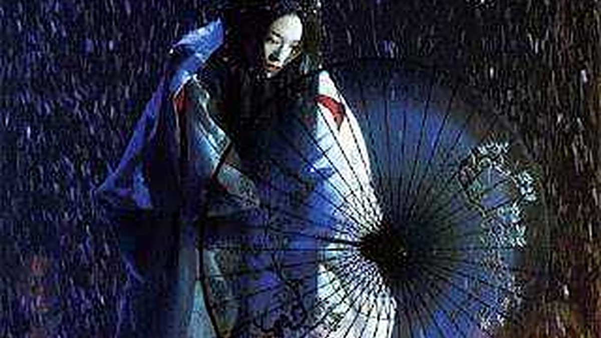 Illustrazione di una Maiko giapponese sotto la pioggia con ombrello tradizionale, vestita con kimono e smokey eye, atmosfera notturna e mistica, cultura giapponese, arte tradizionale.
