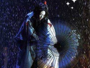 Illustrazione di una Maiko giapponese sotto la pioggia con ombrello tradizionale, vestita con kimono e smokey eye, atmosfera notturna e mistica, cultura giapponese, arte tradizionale.