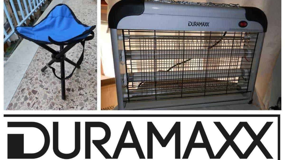 Panchetta pieghevole blu su terrazza con pavimentazione in pietra, stufa elettrica Duramaxx con griglia metallica per riscaldamento interno.