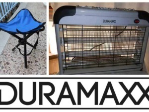 Panchetta pieghevole blu su terrazza con pavimentazione in pietra, stufa elettrica Duramaxx con griglia metallica per riscaldamento interno.