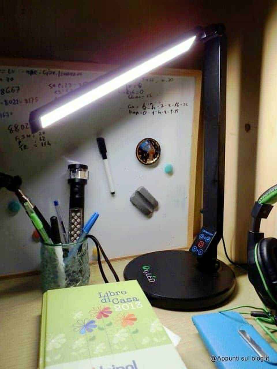 Lampade da tavolo led: Lanterna multifunzionale a LED con manico e cinturino da polso, ideale per campeggio e attività outdoor, con scatola di imballaggio originale.