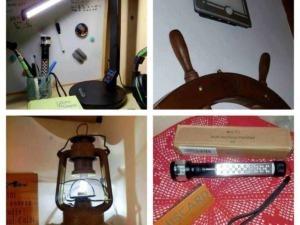 Penne, penna e utensili da scrittura su scrivania con luci e oggetti vari, ambiente di lavoro o studio.