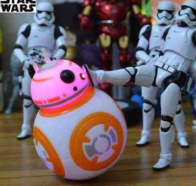 Amici Stormtrooper e BB-8 in una scena di gioco con personaggi Star Wars, ambientazione ludica e collezionistica, perfetta per appassionati di fantascienza e figure di Star Wars