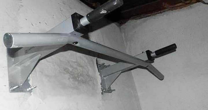 Binario per trazioni da parete, attrezzatura sportiva per allenamento muscles, installato su parete in casa o palestra, ideale per esercizi di potenziamento muscolare.