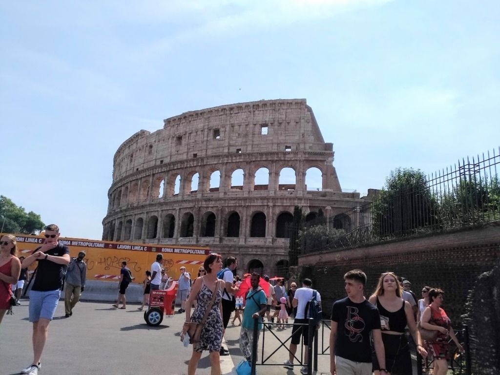 Facciata esterna del Colosseo a Roma tra i monumenti da vedere in un solo giorno