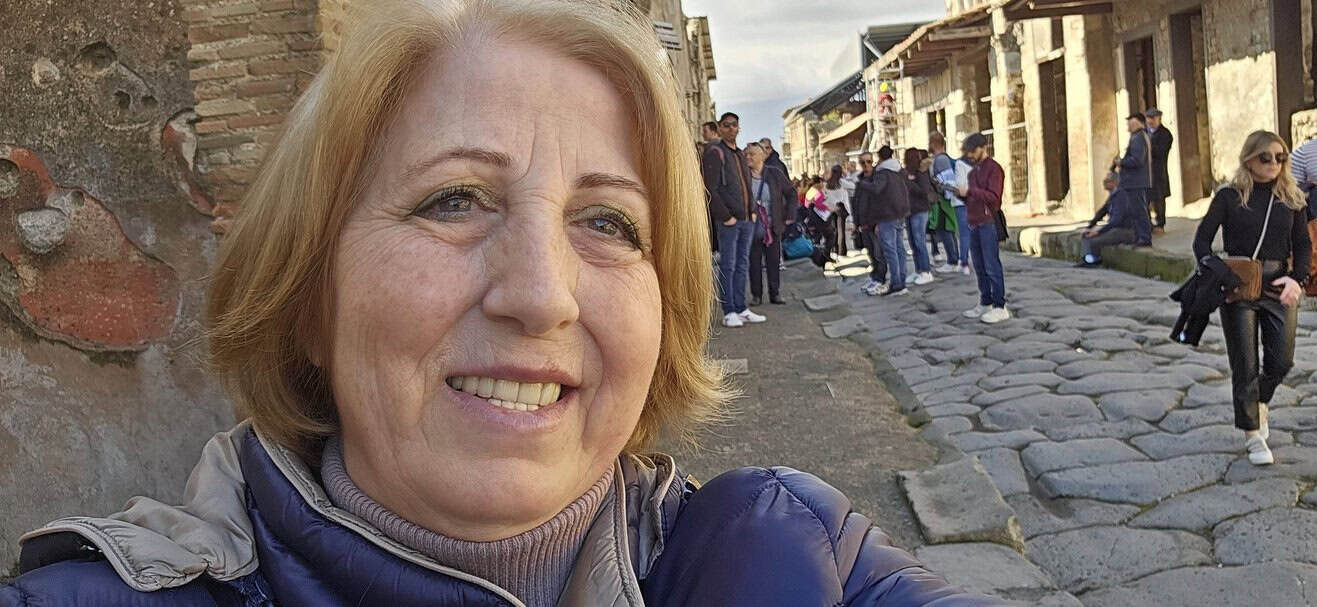 una mia foto mentre cammino tra le rovine