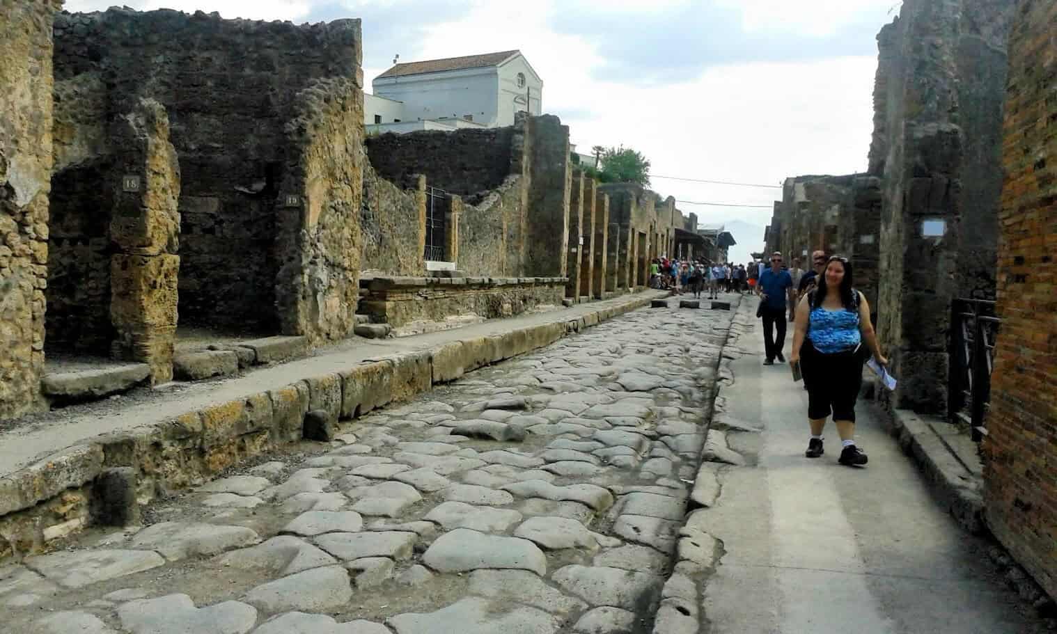 una via con edifici ai lati