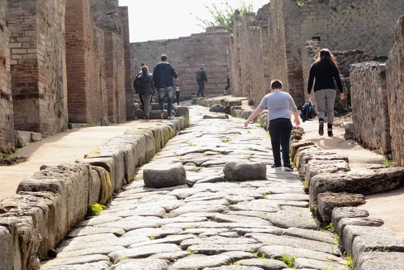 Pompei tour e curiosità di una grande civiltà romana. una strada di Pompei antica