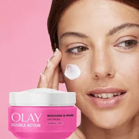 Crema viso Olay per idratazione e cura della pelle giorno e notte, ideale per pelli normali e secche, dona freschezza e luminosità.