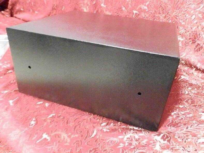 Cassaforte per laptop: Cassaforte OneConcept HotelGuard aperta, con l'interno rivestito in materiale morbido e il pannello di controllo elettronico visibile.