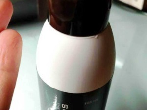 Spray disinfettante per mani con etichetta "DEFENSE HANDS" in nero e bianco, pensato per igienizzare le mani con efficacia e praticità.
