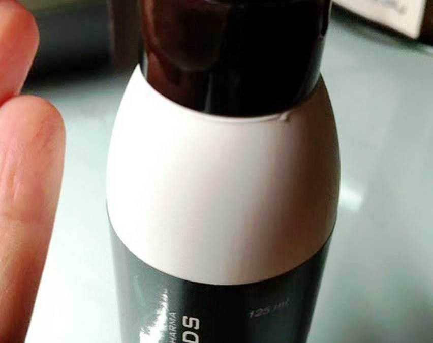 Spray disinfettante per mani con etichetta "DEFENSE HANDS" in nero e bianco, pensato per igienizzare le mani con efficacia e praticità.