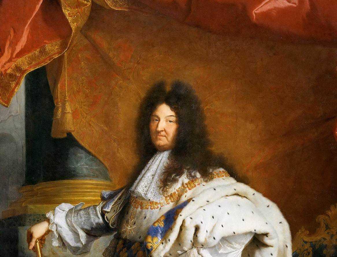 Nobile uomo in abiti regali con mantello con pelliccia e corona, ritratto storico di re o personaggio di alto rango, dipinto classico con dettagli ricchi e ambientazione signorile.