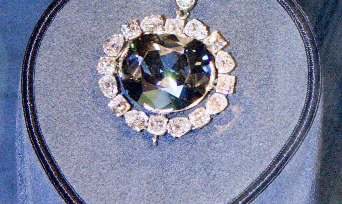 Braccialetto e collana con pendente di cristallo e pietre preziose, gioielli eleganti e raffinati in stile vintage. Perfetti per occasioni speciali e regali di lusso.