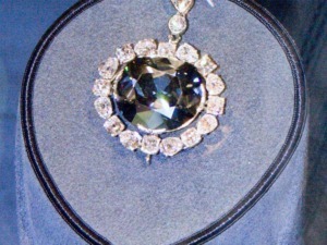 Braccialetto e collana con pendente di cristallo e pietre preziose, gioielli eleganti e raffinati in stile vintage. Perfetti per occasioni speciali e regali di lusso.