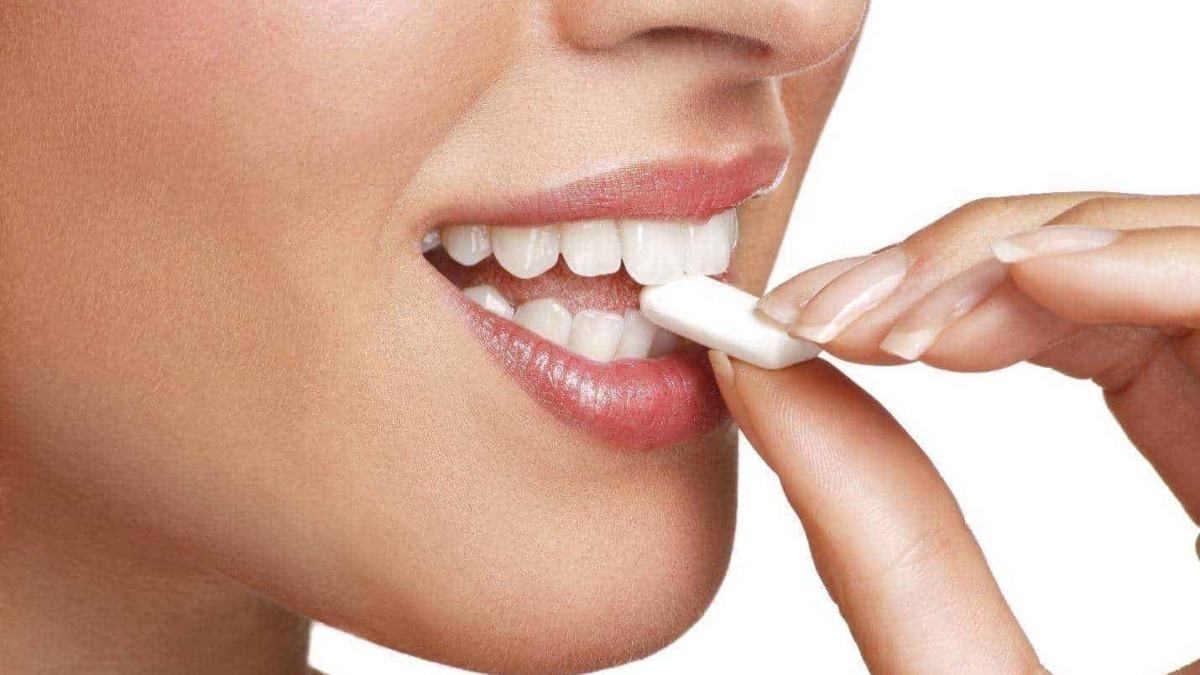 Dentista che tiene in mano una compressa di cotone vicino ai denti, immagine di igiene orale e cura dentale.