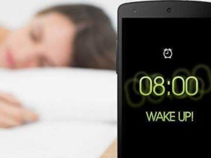 Sveglia accesa sul telefono, pronto per svegliarsi e affrontare una nuova giornata. Immagine di una donna che si sveglia e l'ora impostata alle 8:00, simbolo di una routine mattutina efficace.