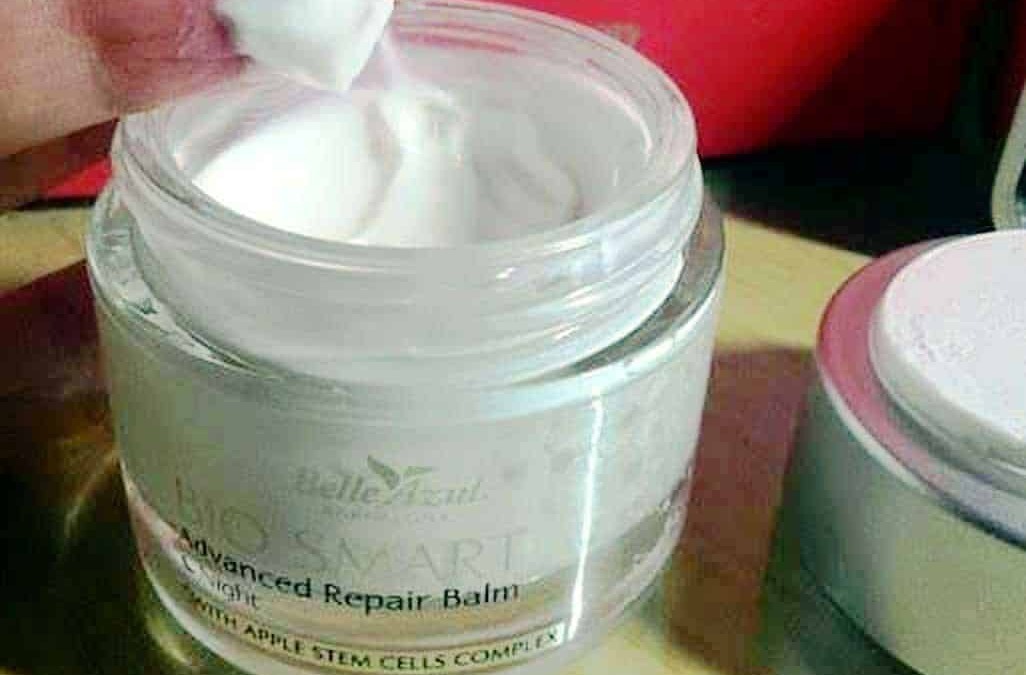 Crema viso antirughe in un barattolo, appoggiata su un tavolo di legno naturale.