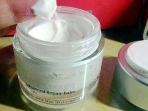 Crema viso antirughe in un barattolo, appoggiata su un tavolo di legno naturale.