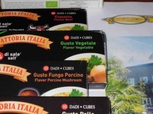 Cubetti di dadi con gusti vegetale, porcino e bovino, confezioni di brodo per cucina, ideali per ricette italiane, focus su ingredienti naturali e sapori autentici.