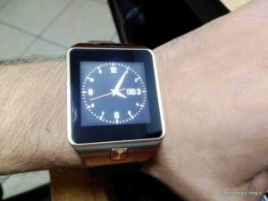 Smartwatch con orologio digitale e analogico, tecnologia indossabile, dispositivi smart, gadget tecnologici, orologio intelligente da polso.