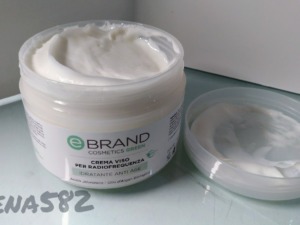 Crema viso idratante e rigenerante in vasetto con etichetta semplice, ideale per cura della pelle e bellezza quotidiana.