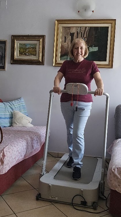 donna su tapis roulant a casa per allenamento glutei