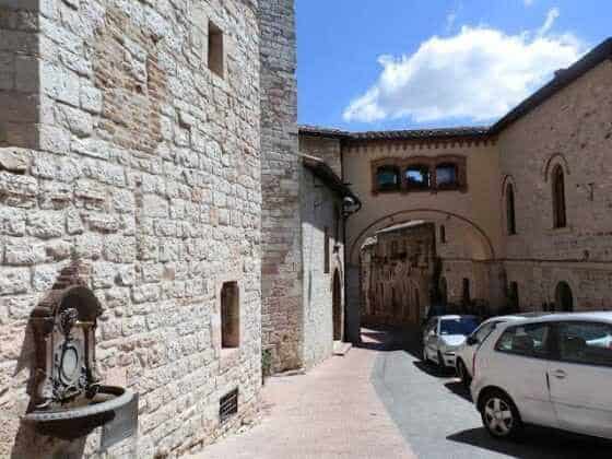 edifici medievali lungo il percorso