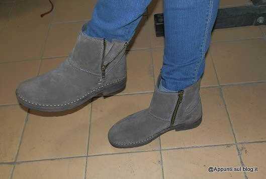 Calzature Zen Lady, collezione 2016 5 Stivaletti in pelle scamosciata grigia con zip laterale indossati con jeans blu, in ambientazione interna su piastrelle beige. Perfetti per stile casual e comfort quotidiano.