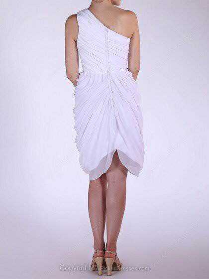 Elegante vestito bianco da sera con drappeggio e design asimmetrico, perfetto per occasioni speciali e eventi formali. Abito femminile di alta moda, ideale per elegance e stile sofisticato.