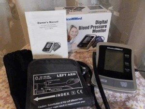 Misuratore di pressione sanguigna digitale con bracciale Left Arm, manuale d'uso e confezione originale, perfetto per il monitoraggio della salute a domicilio.