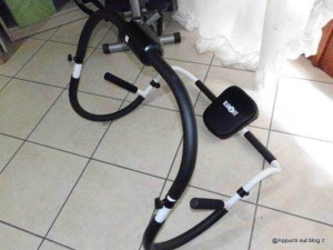 Telaio per addominali pieghevole con obiettivo di allenamento domestico, su pavimento di piastrelle, in ambientazione casalinga.