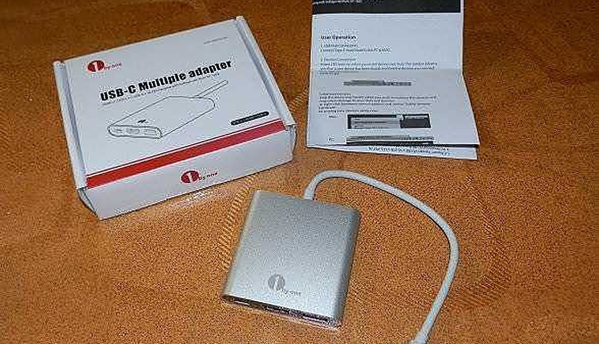 Adapter USB-C multiporta, compatibile con dispositivi mobili, con manuale di istruzioni, adattatore da viaggio compatto, ideale per collegare più dispositivi in mobilità.