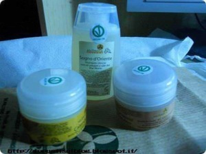 Aloe vera gel e prodotti di bellezza naturali sul tavolo.