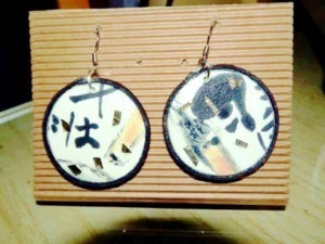 Cerchietti artigianali fatti con piastrelle di mosaico e gettonature con caratteri giapponesi, ideali come accessori moda e decorazioni uniche.