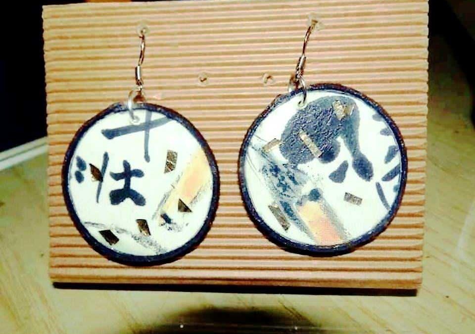 Cerchietti artigianali fatti con piastrelle di mosaico e gettonature con caratteri giapponesi, ideali come accessori moda e decorazioni uniche.