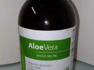Aloe Vera succo naturale in bottiglia da 500 ml, prodotto alimentare ricco di proprietà benefiche per la salute e il benessere quotidiano.