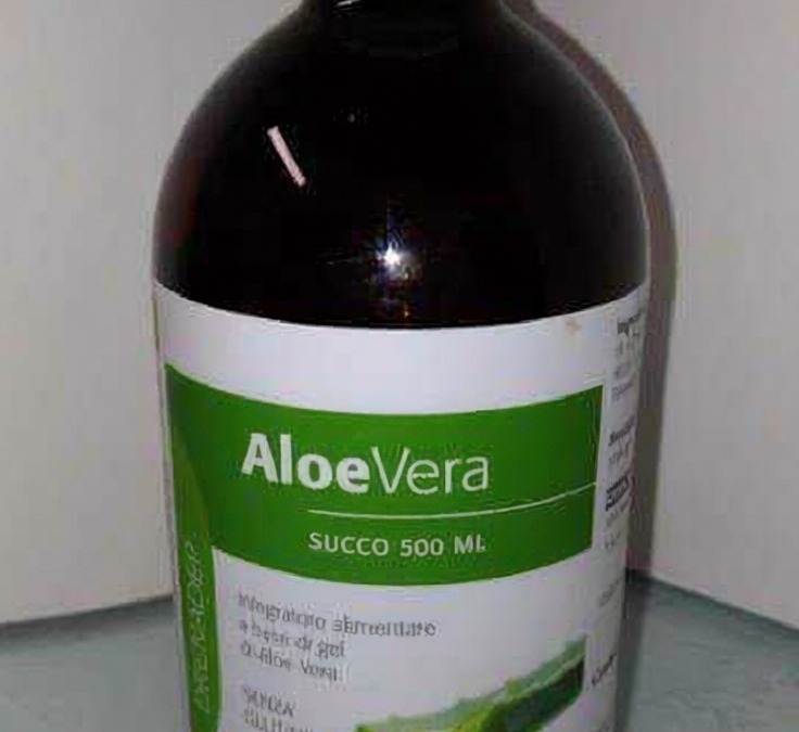 Aloe Vera succo naturale in bottiglia da 500 ml, prodotto alimentare ricco di proprietà benefiche per la salute e il benessere quotidiano.