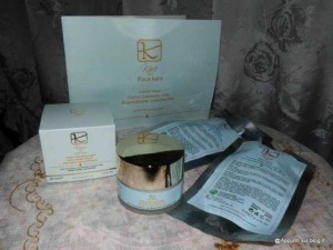 Crema viso cosmetica in vaso e confezioni di prodotti skincare, pronti per trattamenti di bellezza, su superficie con tovaglia decorata, promuovendo routine di cura della pelle naturale.