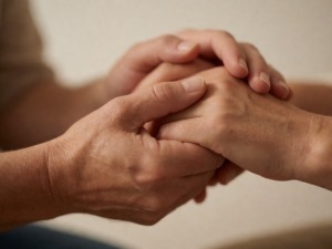 Mani che si aiutano in un gesto di supporto, simbolo di cura e compassione, rappresentano l'empatia e il conforto tra le persone, in un contesto di amicizia e solidarietà.