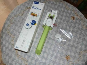 Selfie stick con support per smartphone e telecomando Bluetooth, accessorio fotografico per scattare selfie e foto a distanza, colore verde, nuovo, in confezione originale.